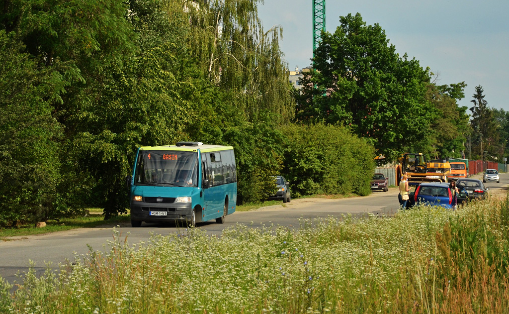 50003
VDL podczas swojego staĹego zadania. Od 1 Lipca niektĂłre kursy linii numer 4 bÄdÄ miaĹy kursy wariantowe z podjazdami do Parzniewa. Linia takĹźe zyska teĹź nowy przystanek przy sÄsiednim C.h. Atut ktĂłre leĹźy juĹź na terenie gminy BrwinĂłw, dlatego nie byĹo tutaj przystanku. 
