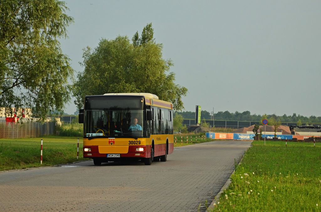 30029
SAM podczas wykonywania swojego jedynego tego dnia kĂłĹka na linii 4, dalszÄ czÄĹÄ dnia spÄdzi na linii 5. Linia 4 wykonuje dziennie kilka widocznych na zdjÄciu podjazdĂłw w rejony przemysĹowe GÄsina, dowoĹźÄc pracownikĂłw do zlokalizowanych tam kilku fabryk i magazynĂłw.
