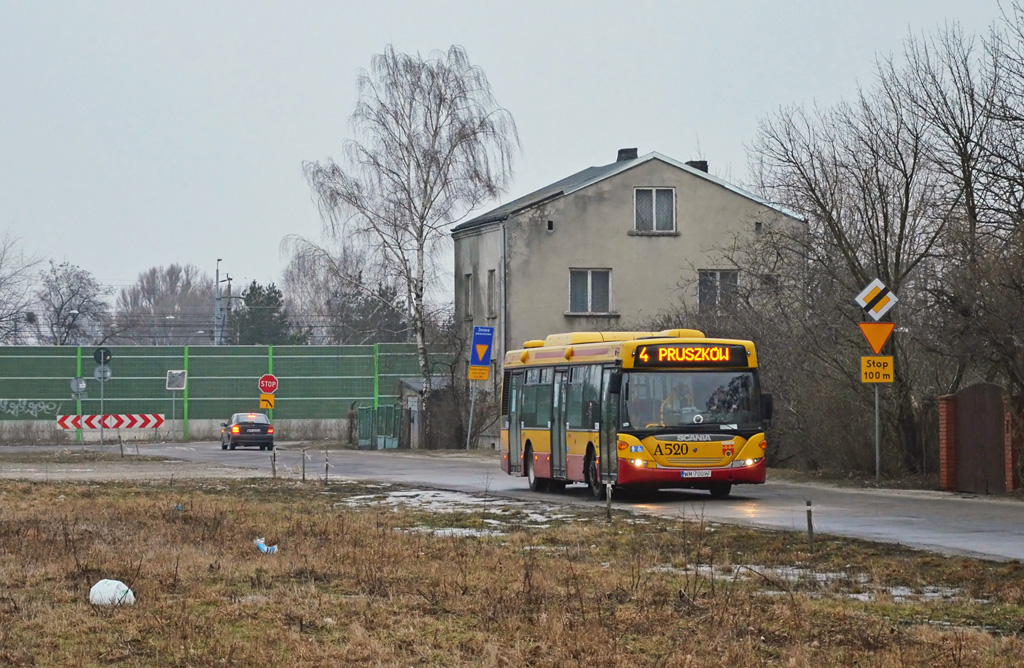 A520
Od poĹowy zeszĹego roku, oprĂłcz jedynki w dni robocze, PruszkĂłw staĹ siÄ skupiskiem wschodnich wynalazkĂłw. Na uwagÄ zasĹuguje poranny dodatek na linii 4, ktĂłry wĹaĹnie wykonuje tytuĹowa Scania. Zadanie rozpoczyna siÄ o 6:45 na Osiedlu Staszica, aby zakoĹczyÄ pracÄ o 7:36 i zjechaÄ do zajezdni. Z racji tego bardzo czÄsto moĹźna spotkaÄ na tym kĂłĹku wĹaĹnie jednÄ z dwĂłch rezerwowych Scanii.
