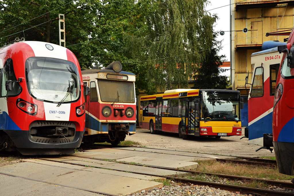 30030
SAM w towarzystwie jednostek WKD, podczas Dni Transportu Publicznego na terenie lokomotywowni WKD w Grodzisku Mazowieckim. 
