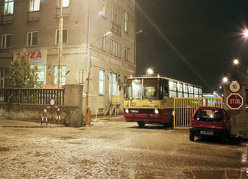 323
Ostatnie wyjeĹźdĹźajÄce autobusy na linie nocne z zajezdni R-9 CheĹmska.
Ostatnie piÄÄ wozĂłw jakie wyjechaĹy na noc: 289, 323, 326, 2970, 2980, 
Słowa kluczowe: IK260