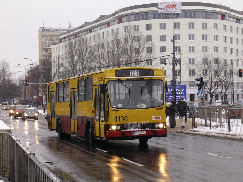 4430
Redutowy Jelcz na typowo Ĺťoliborsko-BielaĹskiej linii.
Słowa kluczowe: 120M