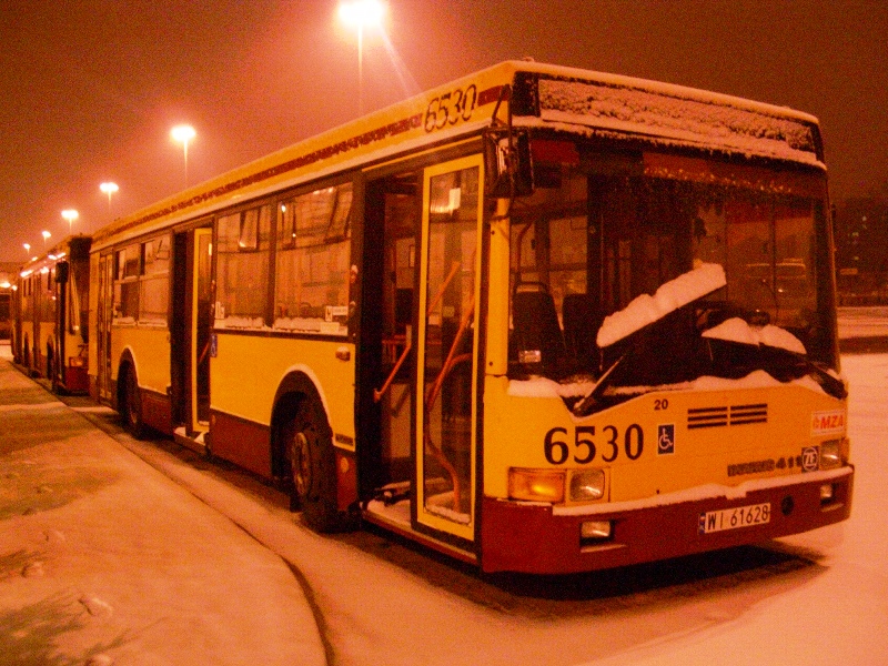 6530
StaĹ na zapowietrzajÄcy siÄ ukĹad paliwowy. Za nim stoi 7531.
Słowa kluczowe: IK411