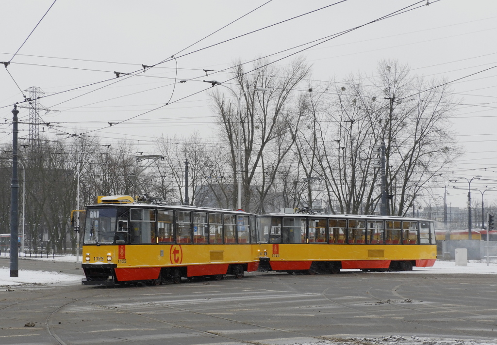 1122+1123
Tak prezentuje siÄ skĹad 1122+1123 po niedawnym NG. Podczas remontu otrzymaĹ m.in. nowy typ kierunkowskazĂłw i nowe malowanie, tym samym zostaĹy juĹź tylko cztery skĹady w barwach ĹźĂłĹto-czerwonych.

