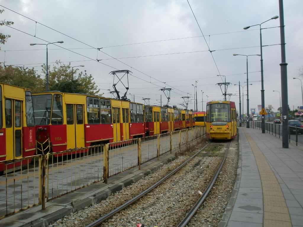 1156+1157
Obecnie linia 35 juĹź tu nie dojeĹźdĹźa, a sam pÄtla siÄ trochÄ zmieniĹa i od 2012 r. ma nowÄ nazwÄ - P+R Aleja Krakowska. Obecnie nie istniejÄ juĹź widoczne po lewej skĹady 1156+1157 i 1200+1201, a 2084+2085 nie jest juĹź na R-1, tylko na R-3, podobnie jak wszystkie inne delfiny.
