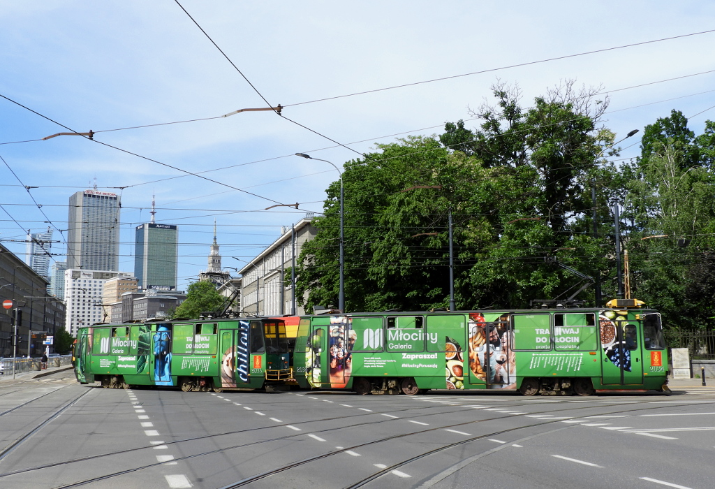 2034+2035
SkĹad 2034+2035 na specjalnej linii kursujÄcej na przeĹomie maja i czerwca z okazji otwarcia Galerii MĹociny.
Słowa kluczowe: Reklama Skyline