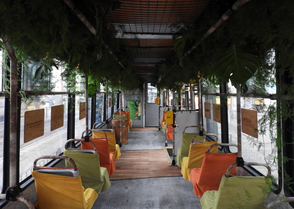 2034+2035
Tak wyglÄdaĹo wnÄtrze reklamowego tramwaju kursujÄcego z okazji otwarcia Galerii MĹociny.
Słowa kluczowe: wnÄtrze
