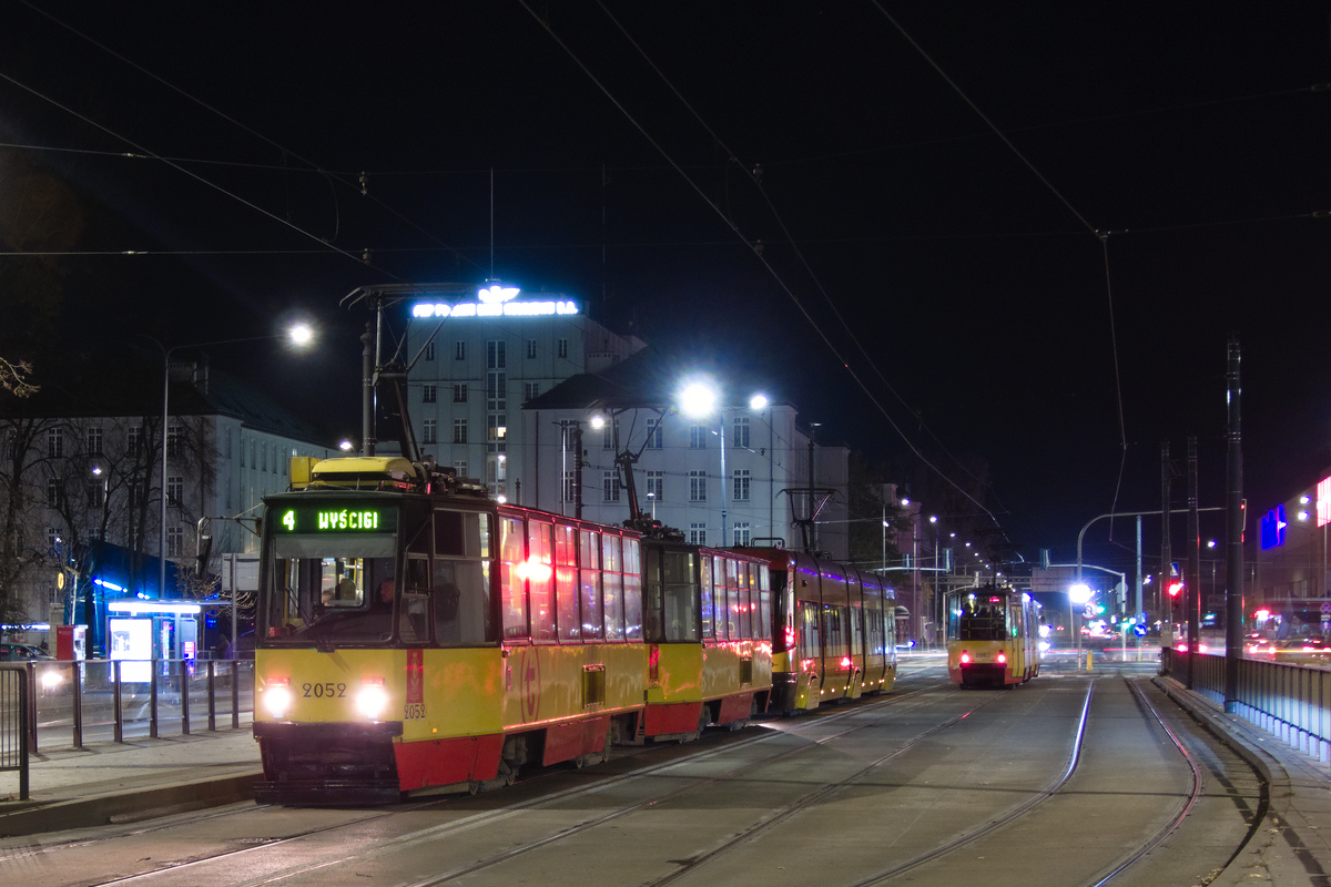 2052+2053
SkĹady 105N2k na linii 4 to widok chyba w ogĂłle niespotykany (przynajmniej w ostatnich latach, nie wiem jak byĹo dawniej). Tego dnia jednak na 4 wyjechaĹ 2052+2053 (zapewne zabrakĹo wagonĂłw 123N, ktĂłre do niedawna rĂłwnieĹź na tej linii nie jeĹşdziĹy, jednak zmieniĹo siÄ to po ostatnich zmianach rozkĹadĂłw).
