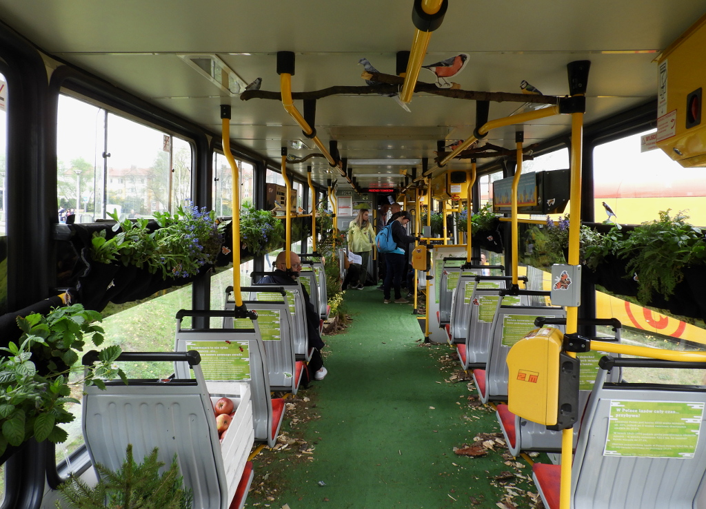 2064
WnÄtrze leĹnego tramwaju.
Słowa kluczowe: wnÄtrze