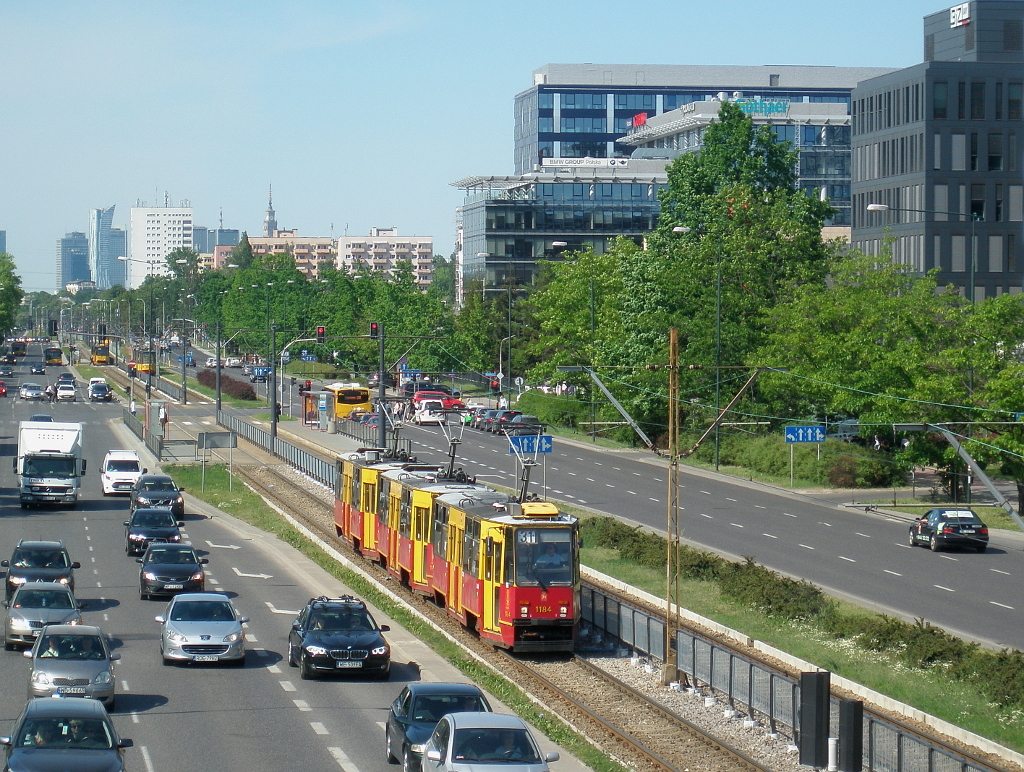 1184+1185+1194
DziĹ mija pierwsza rocznica wycofania potrĂłjniakĂłw w Warszawie. Widoczny na zdjÄciu skĹad 1184+1185+1194 zjechaĹ do zajezdni o godz. 19:15 jako ostatni z potrĂłjniakĂłw.
Słowa kluczowe: PotrĂłjniak Skyline