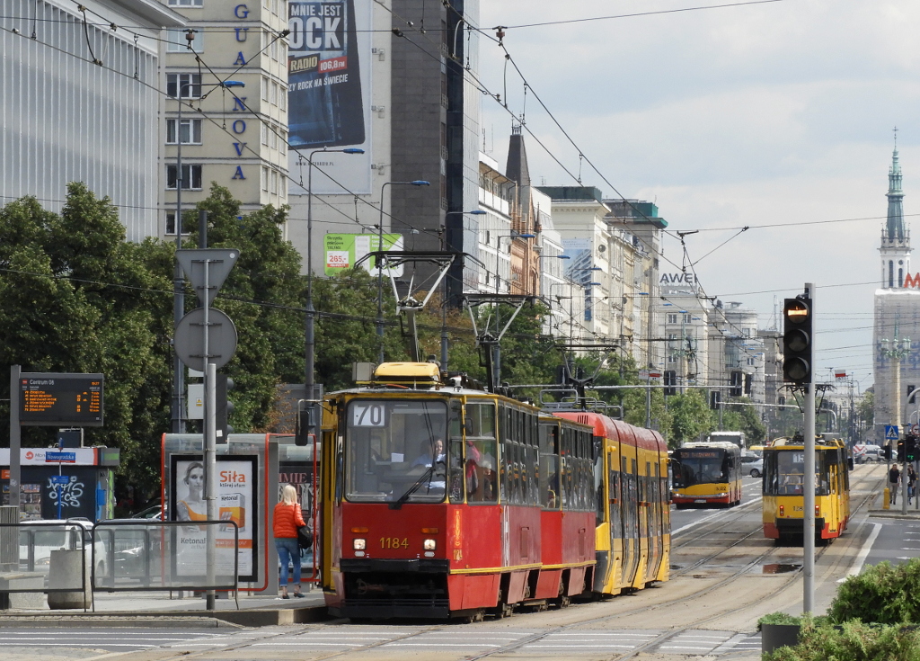 1184+1185
Linia 70 zostaĹa uruchomiona na trasie Osiedle GĂłrczewska - ĹťeraĹ FSO w zwiÄzku z remontem ul. PuĹawskiej i zawieszeniem linii 10 oraz 18.
