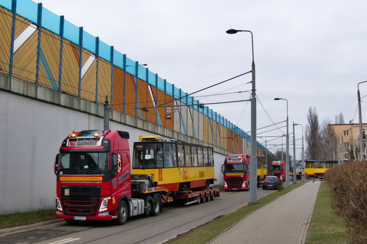 1228
Wczoraj do Konotopu pojechaĹa pierwsza partia spoĹrĂłd 23 wagonĂłw, ktĂłre majÄ tam trafiÄ. Na zdjÄciu widoczne kolejno: 1228, 1269 i 1270, oprĂłcz nich zabrano takĹźe 1256, 1268 i 1271. Pierwotnie miaĹy byÄ transportowane kolejÄ, ostatecznie jednak zdecydowano o uĹźyciu lawet.
