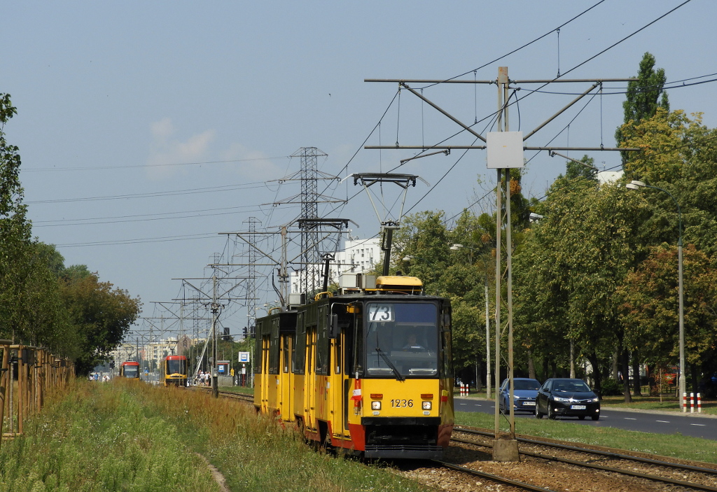 1236+1235
SkĹad 105Na nr 1236+1235 jako zastÄpstwo za Swinga na brygadzie niskopodĹogowej. Jak widaÄ, problemy z wagonami z Pesy zaczÄĹy siÄ takĹźe na Pradze. W dniu wykonania zdjÄcia nie byĹo chyba wiÄcej przypadkĂłw zastÄpowania wagonĂłw niskopodĹogowych przez skĹady stopiÄtek, natomiast dzieĹ pĂłĹşniej byĹy juĹź co najmniej trzy takie przypadki.
Słowa kluczowe: DziwadĹo