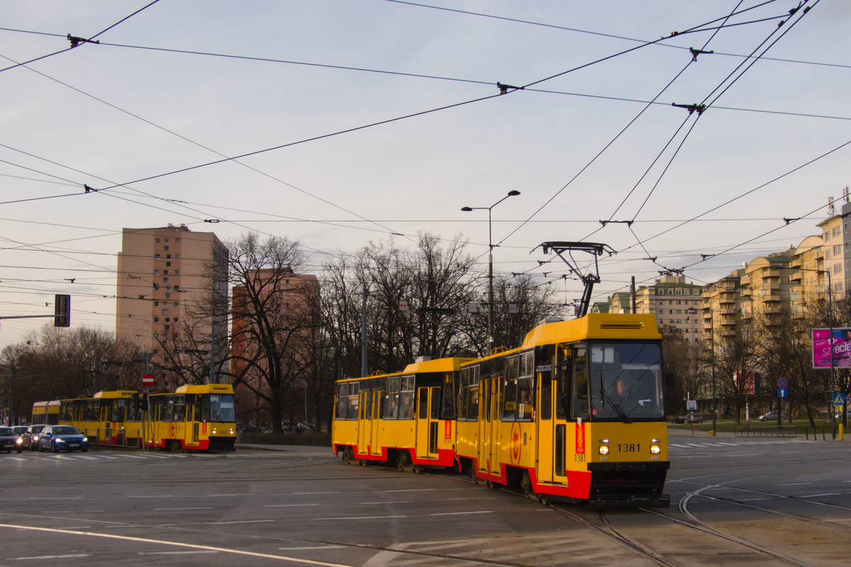1381+1341
Nowy skĹad 1381+1341, zĹÄczony w zwiÄzku z wycofaniem wagonu 1342 po zderzeniu z wozem 3154 w zeszĹym roku.
