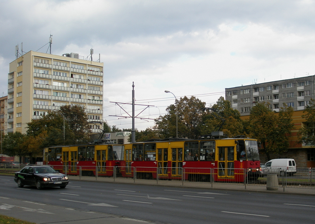 1218+1219
Niestety nie ma juĹź w warszawie skĹadĂłw z oryginalnymi ĹwiatĹami i gniazdami z przodu. Jest to jedno z pierwszych zrobionych przeze mnie zdjÄÄ tramwajĂłw. JeĹli jest bardzo zĹe, to mogÄ je usunÄÄ. UwaĹźam jednak, Ĺźe warto je dodaÄ.
