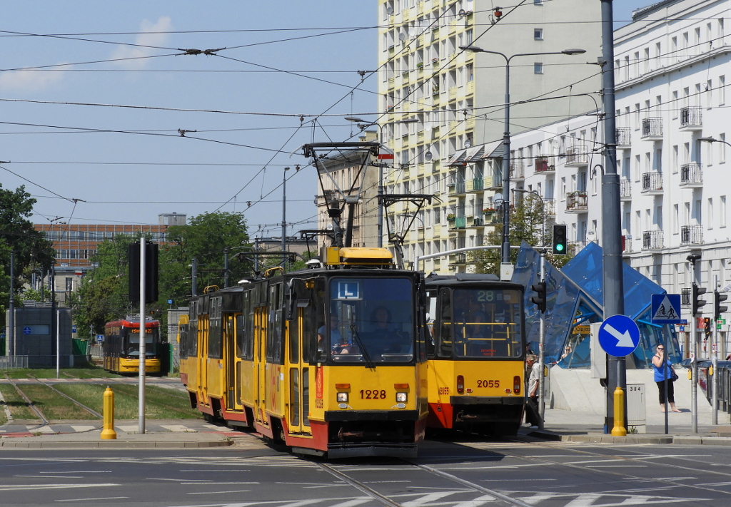 1228+1227
SkĹad 1228+1227 jako nauka jazdy. Warto zwrĂłciÄ uwagÄ na to, Ĺźe pantograf w drugim wagonie jest opuszczony i pierwsze drzwi sÄ niedomkniÄte. Zapewne jest spowodowane jakÄĹ awariÄ, chyba, Ĺźe byĹa to symulacja zjazdu awaryjnego w ramach szkolenia.
