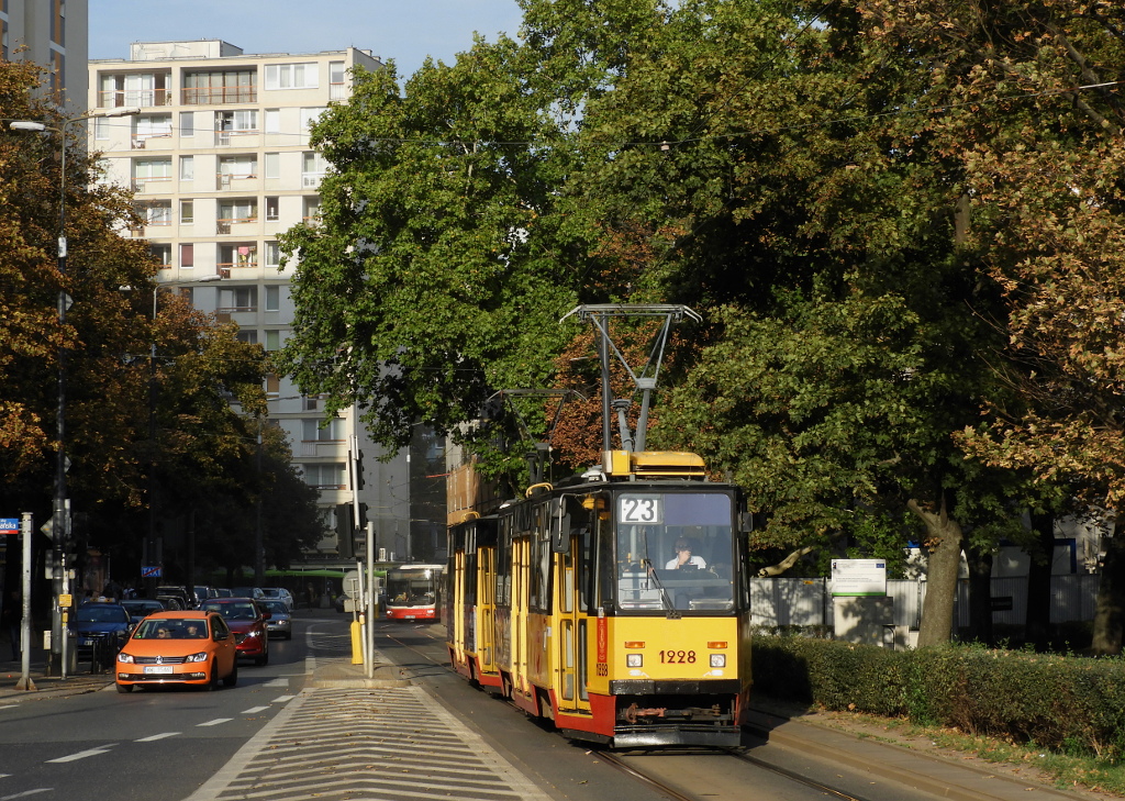 1228+1227
Ten skĹad sĹuĹźy gĹĂłwnie jako szkoleniowy, ale w ostatnim czasie prawie codziennie pojawia siÄ na linii.
