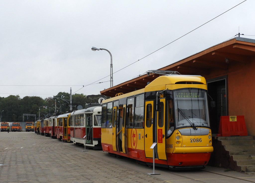 2086
W tym roku tramwajowa czÄĹÄ DTP odbyĹa siÄ na terenie ZETiT. Na zdjÄciu wagon 2086, a za nim rzÄd wozĂłw zabytkowych i technicznych.
Słowa kluczowe: DTP2019
