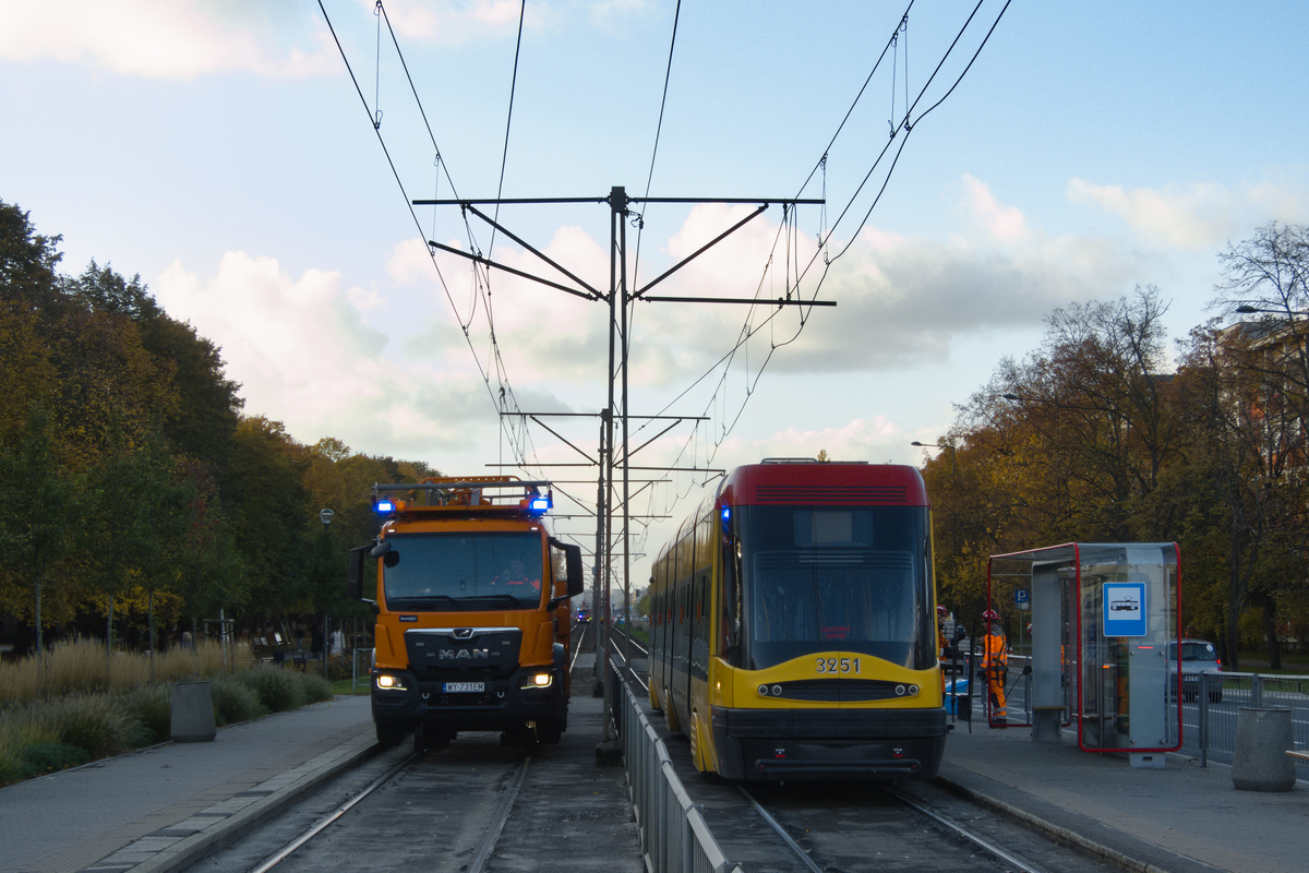 3251
Wagon 3251, w którym w wyniku zerwania sieci na widocznym w oddali skrzyżowaniu, uszkodzony został pantograf.
Słowa kluczowe: zerwaniesieci