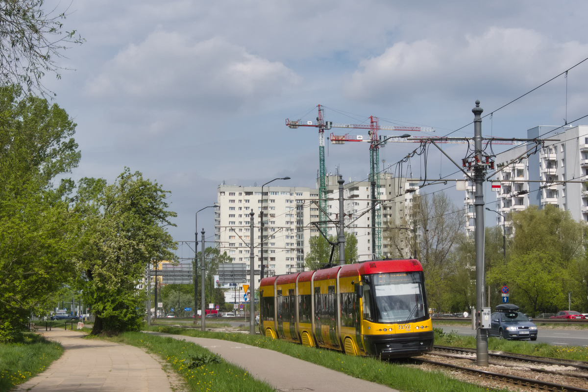 3252
W zwiÄzku z pracami przy budowie linii do Wilanowa, w dniach 13-14.04 zawieszono ruch tramwajĂłw na odcinku plac Zbawiciela - KrĂłlikarnia. JednÄ ze zwiÄzanych z tym zmian byĹo wydĹuĹźenie linii 31 do pÄtli WyĹcigi, dziÄki czemu mogĹy na niÄ wyjechaÄ wagony jednokierunkowe. Jednak w dniu wykonania zdjÄcia wyjechaĹ tylko widoczny na zdjÄciu 3252, a na pozostaĹe brygady wysĹano wozy 140N, natomiast dzieĹ pĂłĹşniej byĹy juĹź dwa Swingi.
