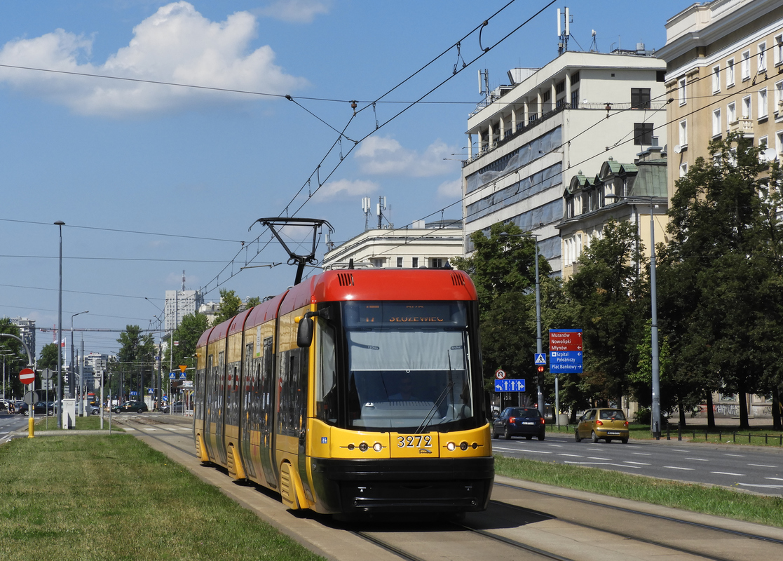 3272
I Ĺźegnamy kolejnego Swinga z klasycznÄ czcionkÄ numerĂłw taborowych... Wagon 3272 jest kolejnym (juĹź piÄtym) wyznaczonym do NG w zakĹadzie Pesy w MiĹsku Mazowieckim, a wszystko, co stamtÄd wrĂłci bÄdzie juĹź niestety mieÄ Frutigera (co widaÄ na przykĹadzie 3198). Szkoda, Ĺźe po tylu latach tradycja klasycznego warszawskiego kroju numerĂłw taborowych juĹź chyba caĹkowicie odchodzi do historii... Tyle dobrze, Ĺźe przynajmniej wagony remontowane przez TW na T-3 nadal otrzymujÄ cyfry ze starego wzoru (przykĹadami sÄ chociaĹźby 1352+1351 i 3271), pytanie kiedy i tam dotrze "dobra zmiana"...
