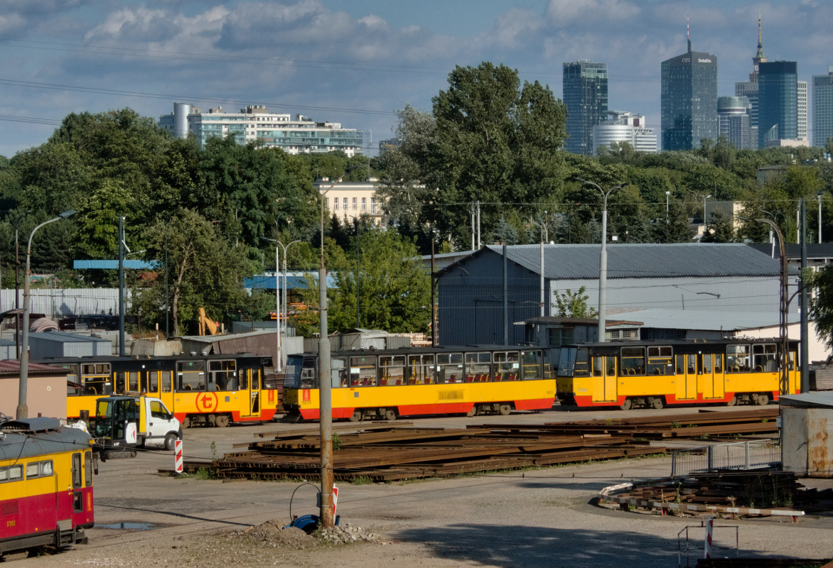 1234, 1233, 1229
Kolejne wycofane stopiÄtki. Obecnie wystawione na sprzedaĹź razem z wagonami 1226 i 1225.
