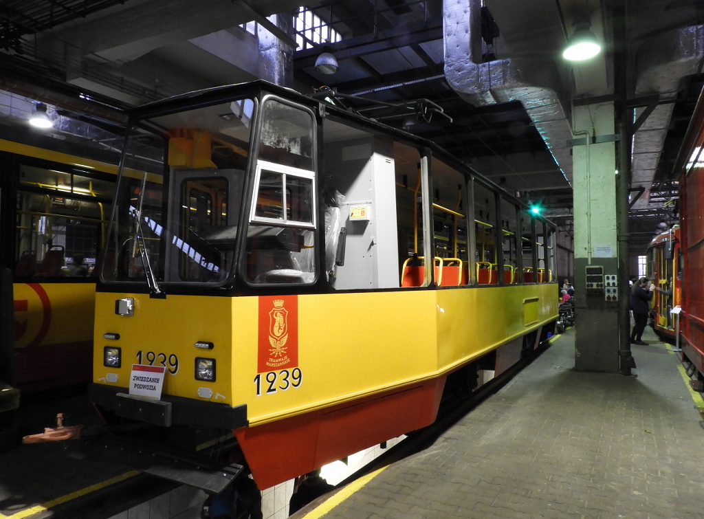 1239
Jak zawsze, byĹa moĹźliwoĹÄ obejrzenia tramwaju od spodu.
Słowa kluczowe: NM2019