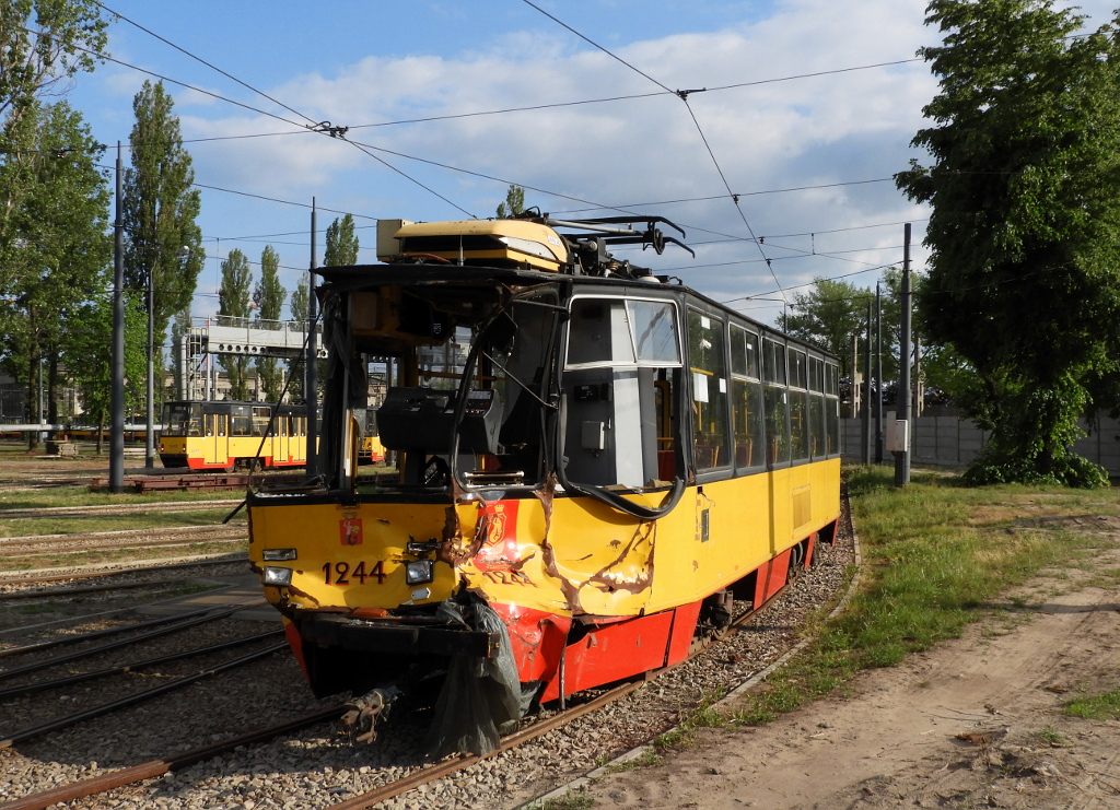 1244
Wagon 1244 okoĹo rok po zderzeniu z ciÄĹźarĂłwkÄ na skrzyĹźowaniu ul. Annopol z InowĹodzkÄ. ZostaĹ skreĹlony ze stanu cztery miesiÄce pĂłĹşniej.
