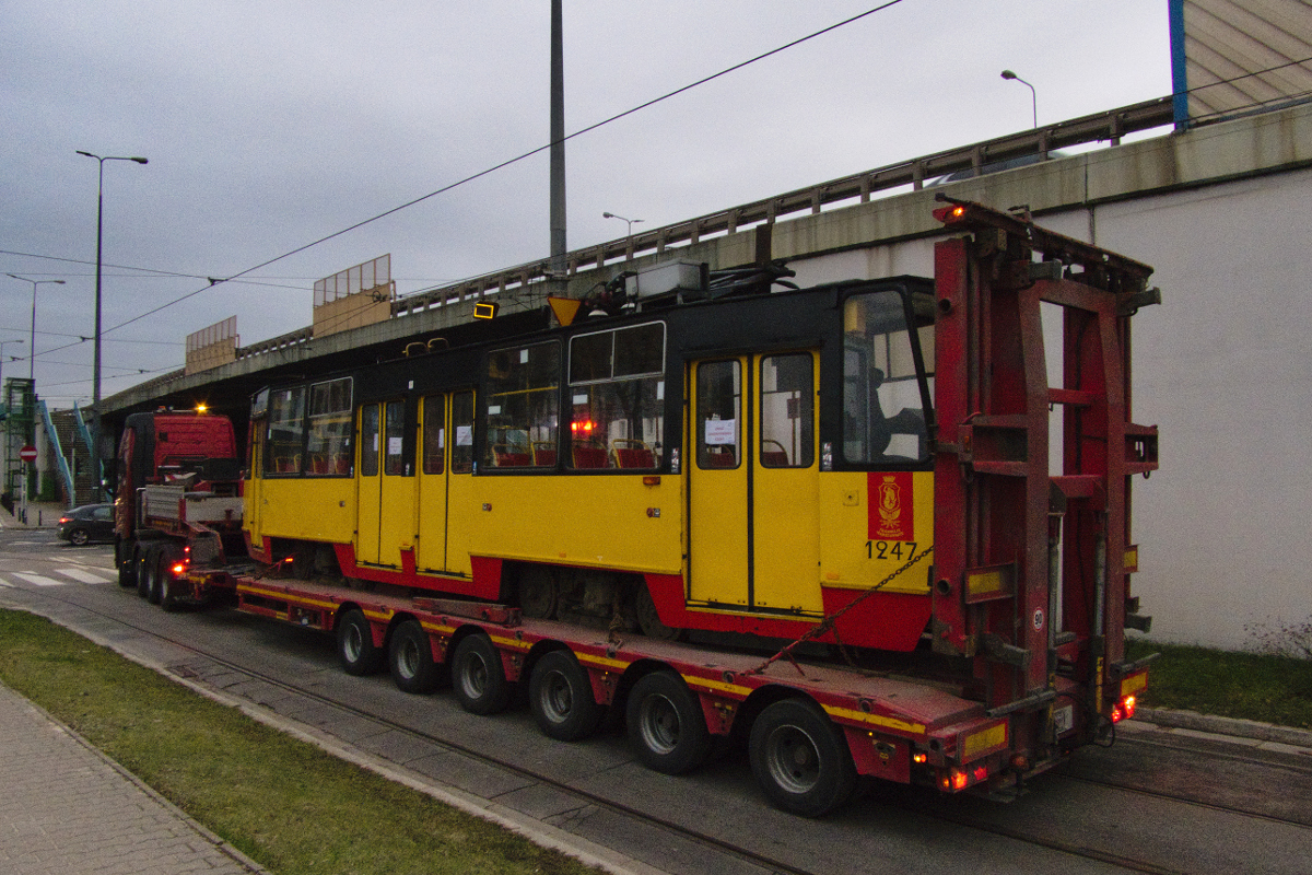 1247
Wagon 1247 zostaĹ sprzedany do Gorzowa Wlkp., gdzie bÄdzie tramwajem zabytkowym z nr 137. Na zdjÄciu w dniu wywĂłzki z Warszawy.
