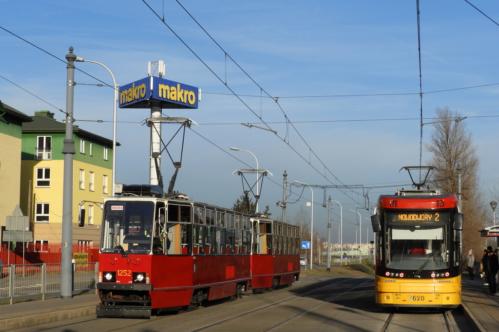 1252+1251
SkĹad 1252+1251 w drodze z zakĹadu T-3 do zajezdni R-4 Ĺťoliborz.
