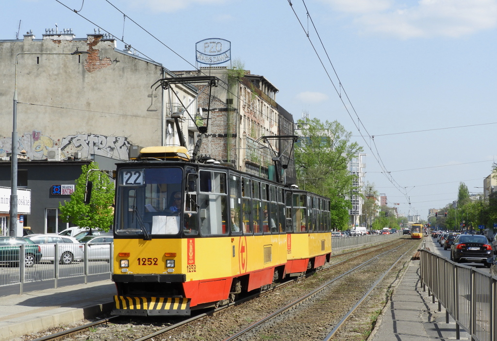 1252+1251
SkĹad 1252+1251 i torowisko na Grochowskiej jeszcze przed remontem.
