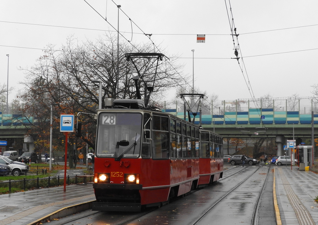 1252+1251
W ostatni czwartek i piÄtek skĹad 1252+1251 pojawiĹ siÄ na linii 28. Dotychczas po ostatnim remoncie moĹźna byĹo go spotkaÄ wyĹÄcznie na brygadzie 12/15 (nie liczÄc linii z okazji WOĹP i 36).
