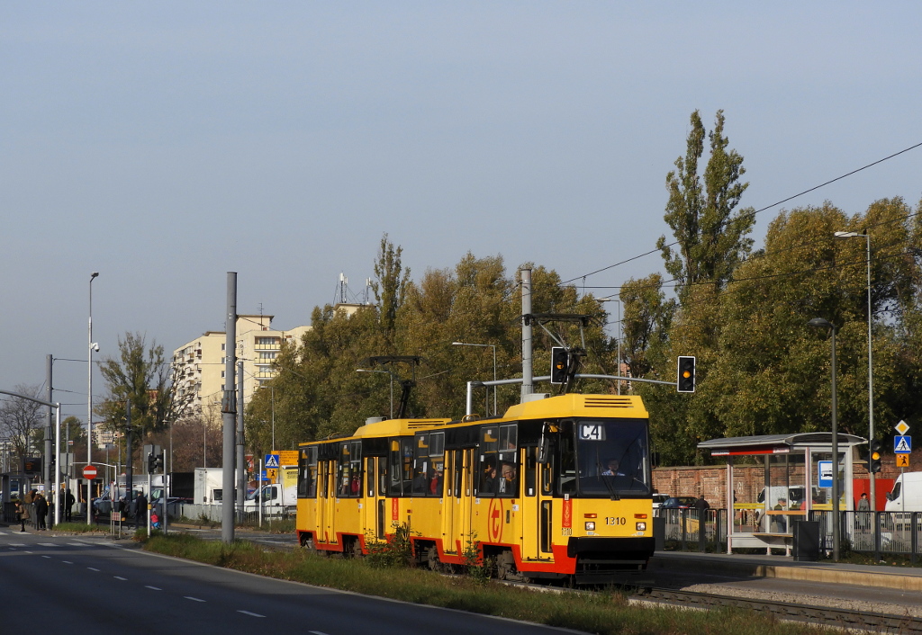 1310+1309
W tym roku oprĂłcz C1 i C6 zostaĹa uruchomiona takĹźe trzecia cmentarna linia tramwajowa C4 na trasie ĹťeraĹ Wschodni - Plac Narutowicza przez TrasÄ W-Z i MarszaĹkowskÄ. Linia o takim oznaczeniu kursowaĹa takĹźe w 2014 r., jednak na innej trasie.
Słowa kluczowe: WĹ2019