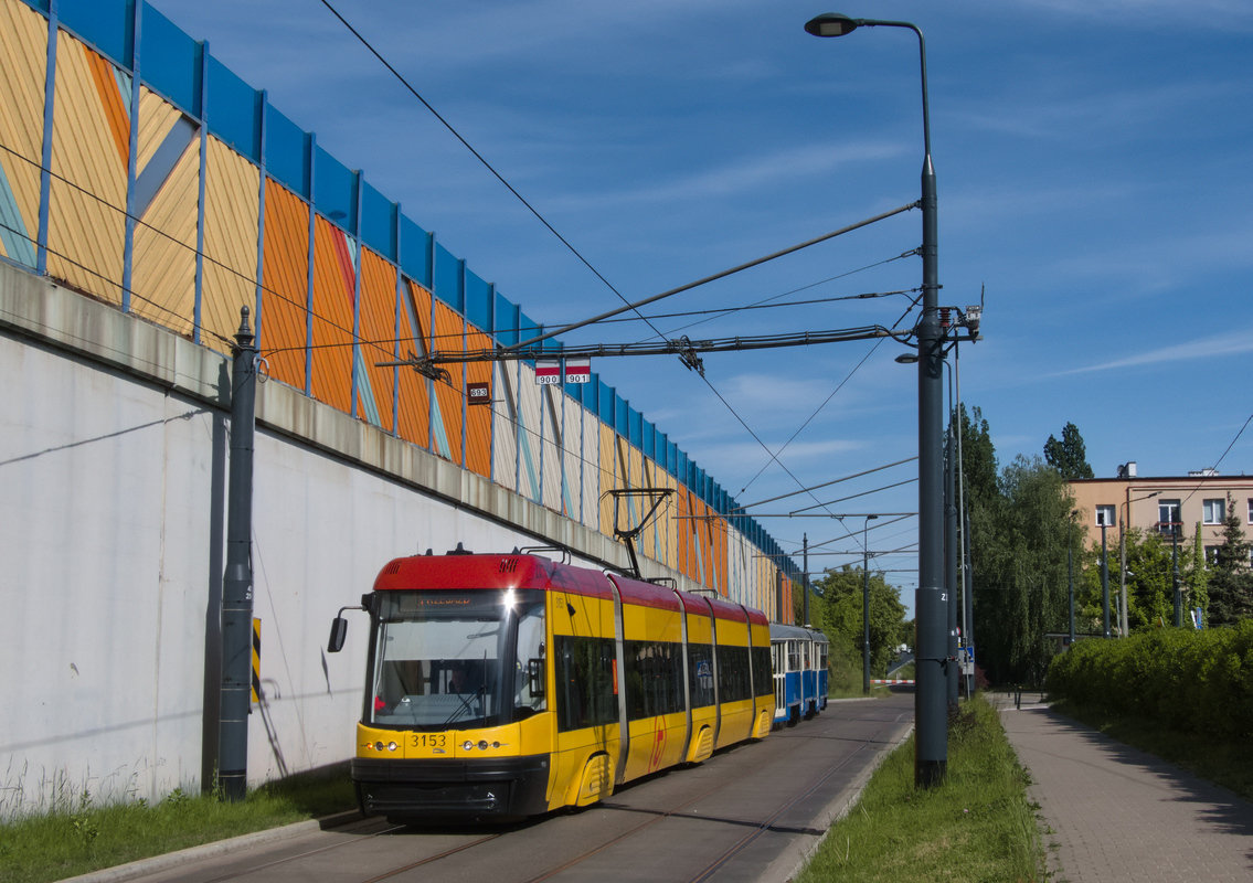 3153+210
Transport krakowskiego wagonu 102Na nr 210 z zakĹadu T-1 (gdzie zostaĹ ĹciÄgniÄty z lawety) do zajezdni Ĺťoliborz.
