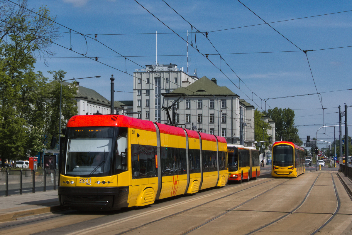 3241
Ciekawostka: wagon 3241 po kolizji otrzymaĹ na przedzie z powrotem stary krĂłj numerĂłw taborowych (pomimo faktu, iĹź wczeĹniej posiadaĹ frutigera po NG w MiĹsku Mazowieckim).
