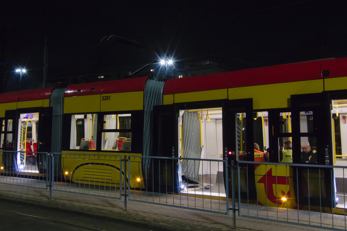 3281
Wagon 3281 po rozerwaniu przegubu miÄdzy II i III czĹonem.
Słowa kluczowe: awaria