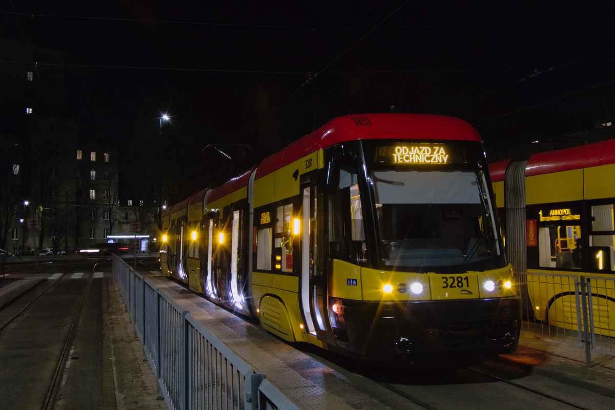 3281
Wagon 3281 po rozerwaniu przegubu miÄdzy II i III czĹonem.
Słowa kluczowe: awaria