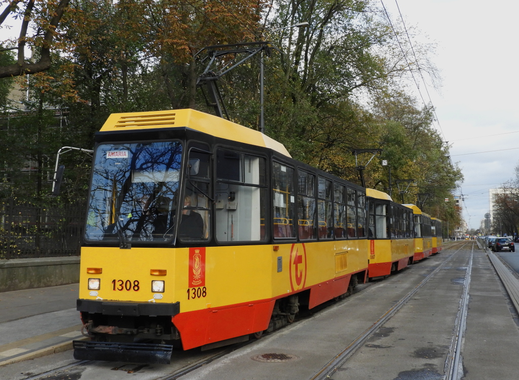 1308+1307
Spychanie zdefektowanego skĹadu 1308+1307 przez 2104+2105.
Słowa kluczowe: Awaria