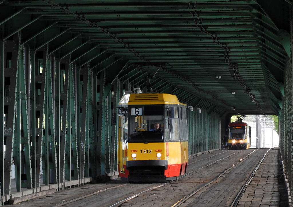 1312
Od nieco ponad miesiÄca wagon 1312 jeĹşdzi solo, a 1311 z nieznanych mi przyczyn jest odstawiony  na R-4.
