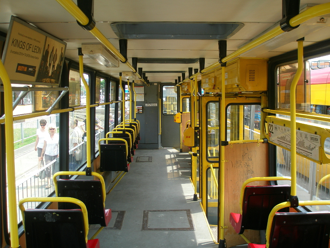 1344+1343
WnÄtrze wagonu 1343 przed NG.
Słowa kluczowe: wnÄtrze