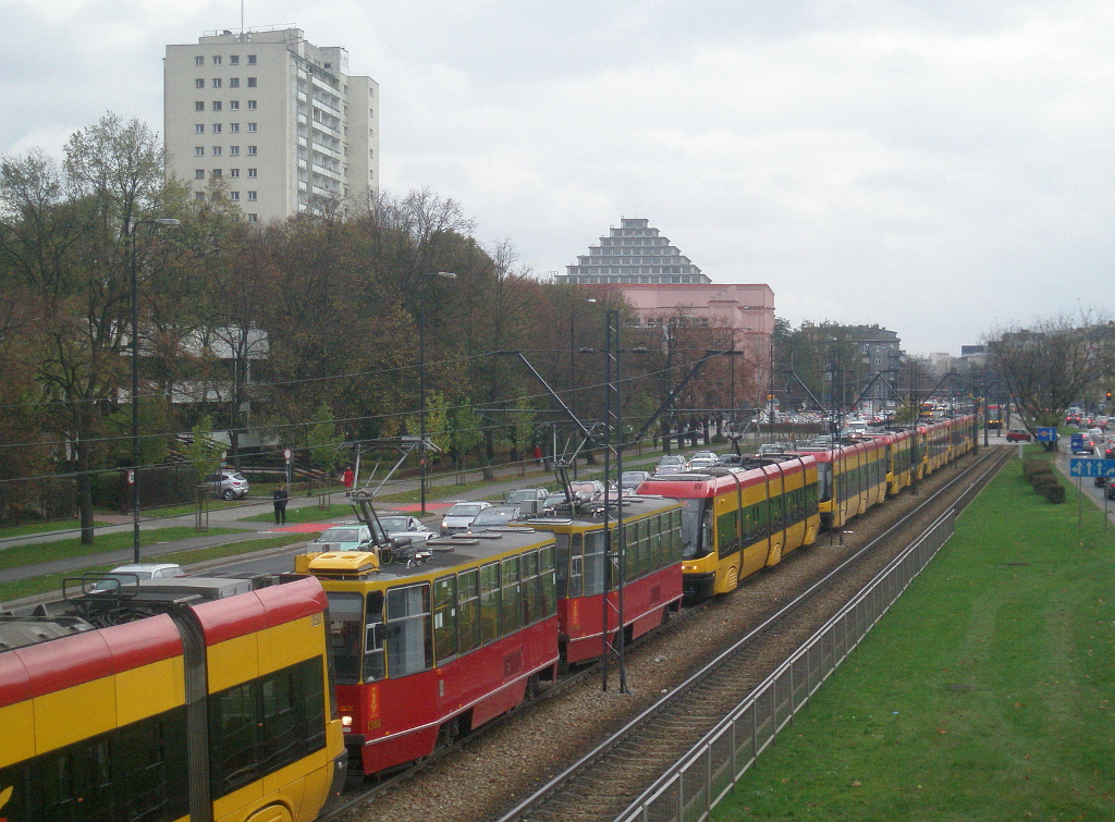 1388+1389
Zatrzymanie z powodu zderzenia skĹadu 1468+1467 z samochodem na zawrotce na wysokoĹci Biblioteki Narodowej.
Słowa kluczowe: Zatrzymanie