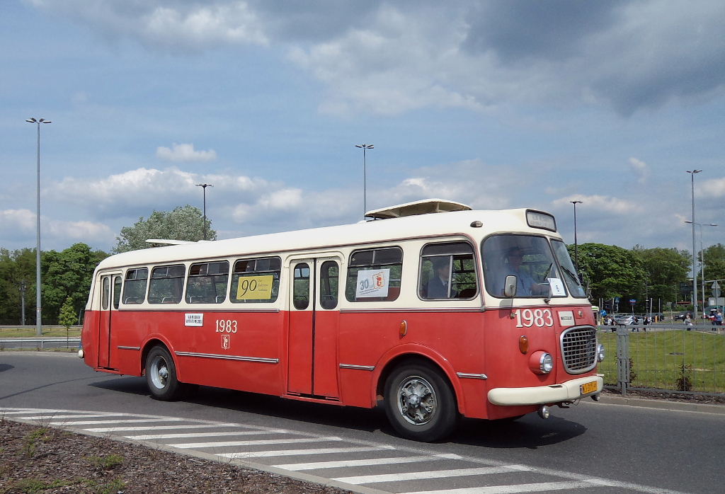 1983
OgĂłrek po zakoĹczonej paradzie z okazji IX Zlotu Zabytkowych AutobusĂłw udaje siÄ na teren CWS.
Słowa kluczowe: NM2011 272MEX