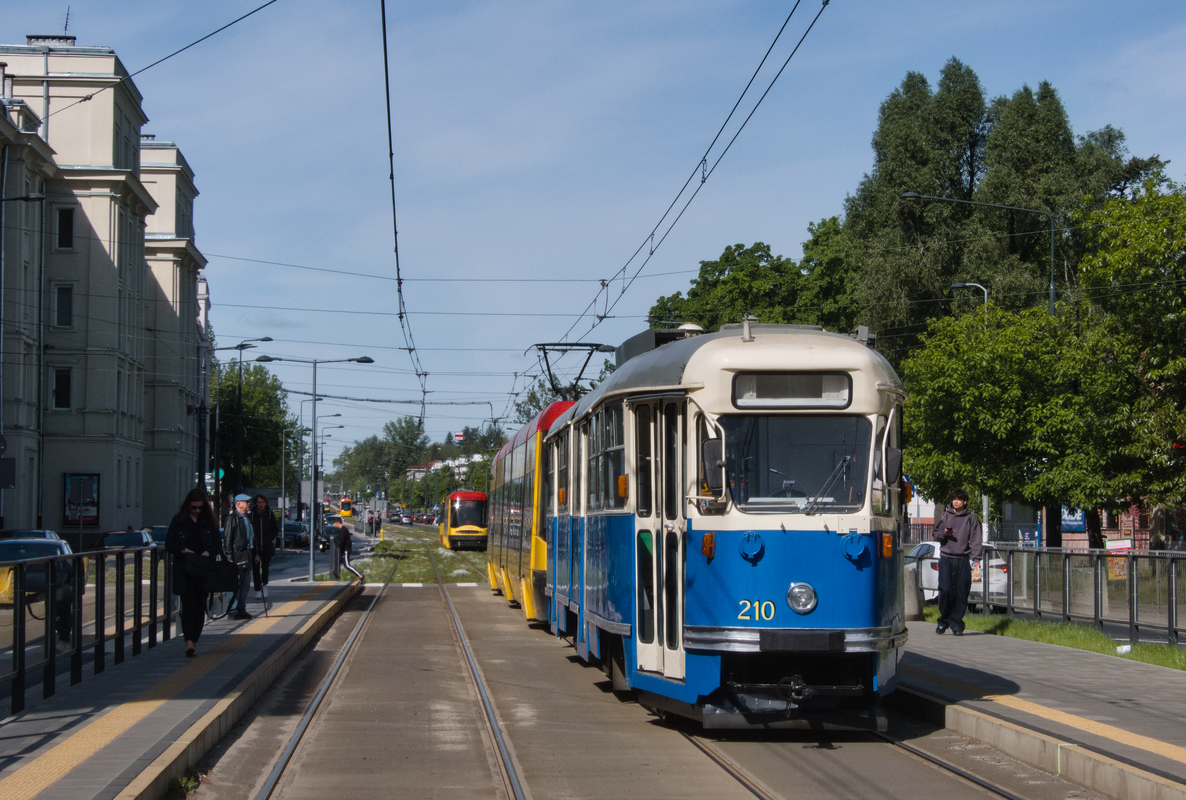 3153+210
Transport krakowskiego wagonu 102Na nr 210 z zakĹadu T-1 (gdzie zostaĹ ĹciÄgniÄty z lawety) do zajezdni Ĺťoliborz. WĂłz ten przyjechaĹ do Warszawy w ramach wymiany za K nr 445.
