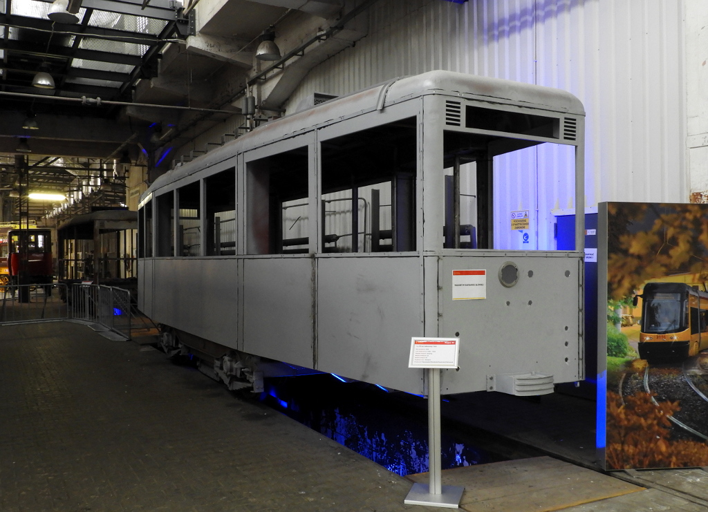 716
Remontowany wagon N nr 716. W ostatnich miesiÄcach nastÄpiĹ duĹźy postÄp w jego remoncie. BÄdzie to eNka reprezentujÄca stan po modernizacji, z drzwiami harmonijkowymi, ktĂłre juĹź zostaĹy zamontowane. W tle widaÄ wagon 1727, ktĂłry bÄdzie doczepÄ do 716.
Słowa kluczowe: NM2019