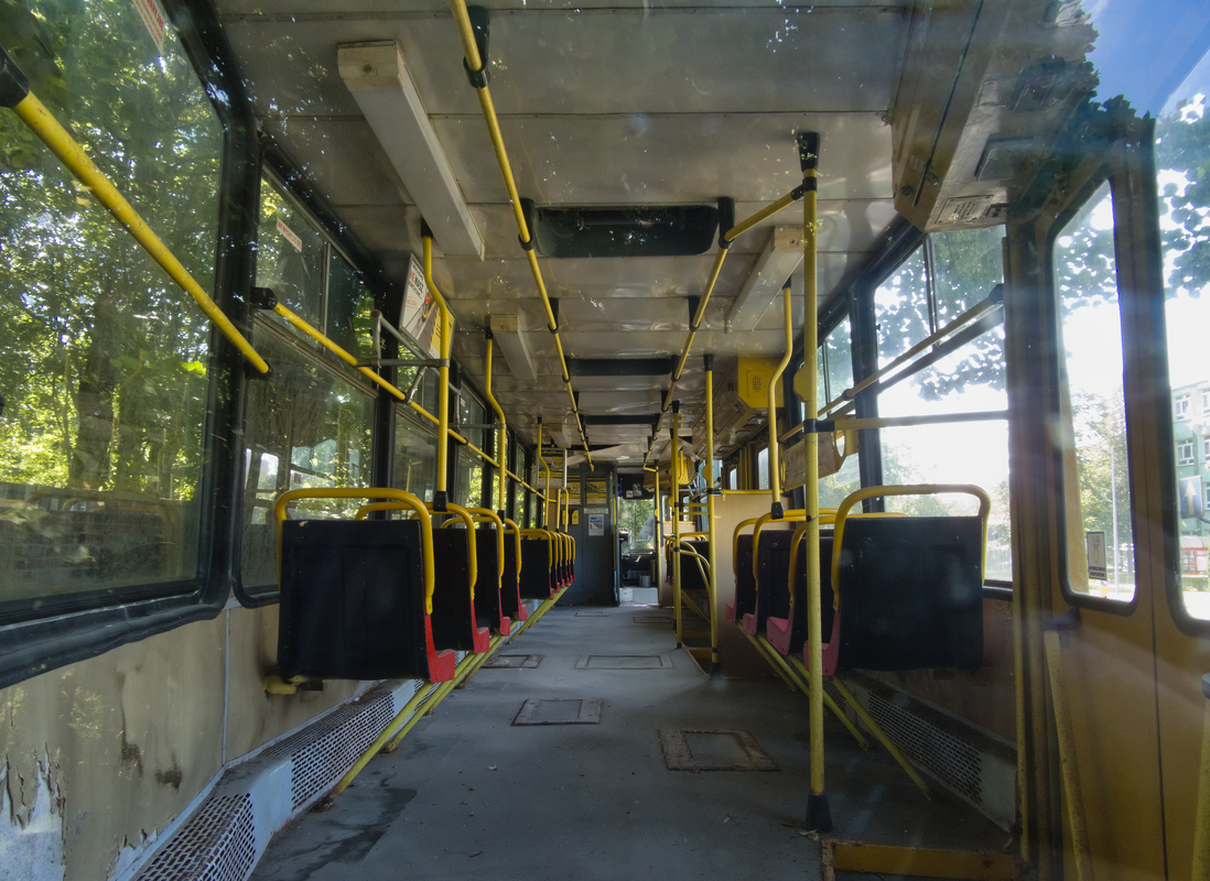 2002
WnÄtrze wagonu 105Na nr 2002, stojÄcego na terenie miasteczka ruchu drogowego przy ul. SoĹtyka.
Słowa kluczowe: wnÄtrze