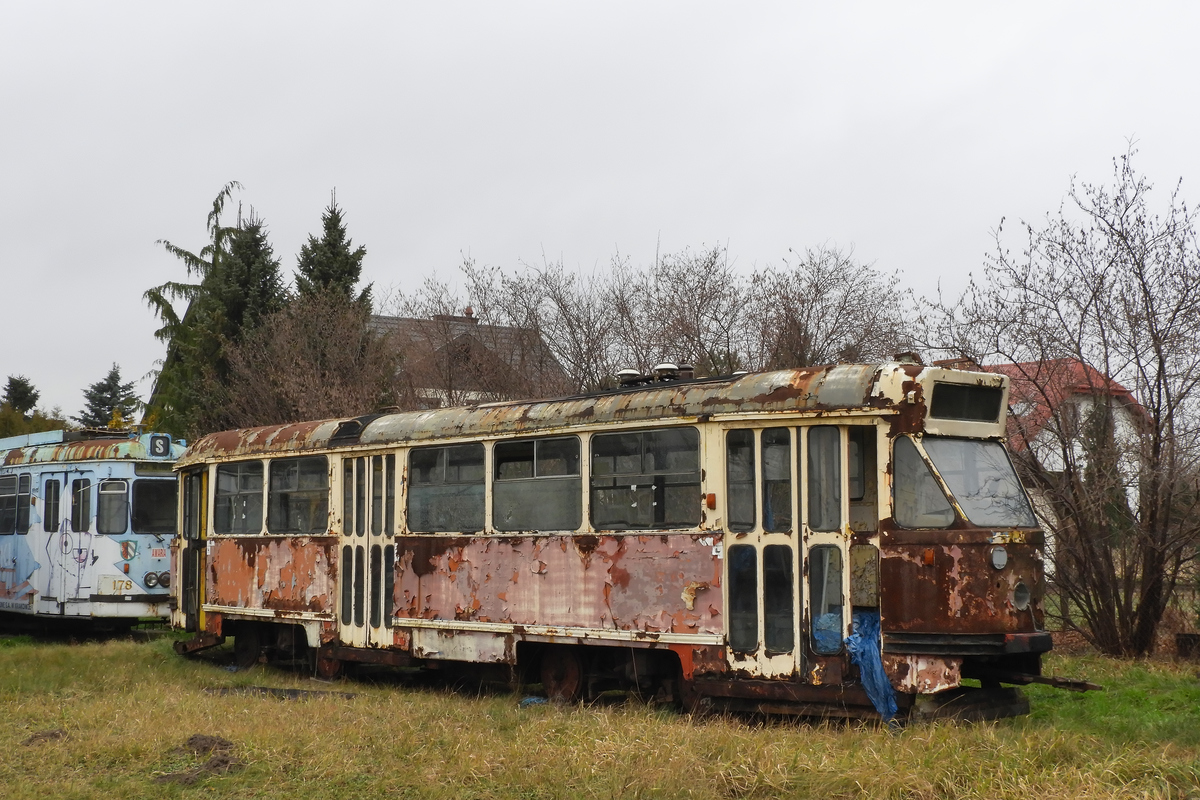504
Drugi najstarszy wagon 13N, liniowo kursowaĹ do 1999 roku, nastÄpnie zostaĹ zachowany z przeznaczeniem na zabytek, ostatecznie jednak TW go sprzedaĹo.
