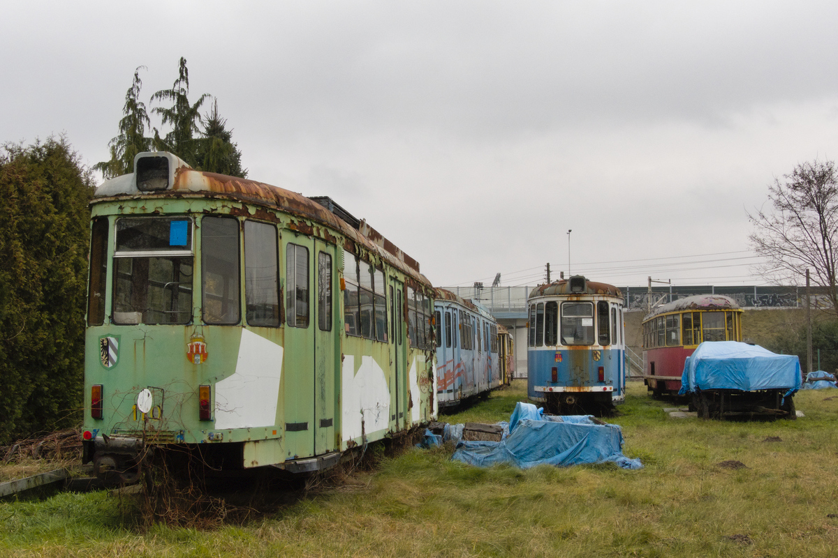110, 185
Na pierwszym planie krakowski wagon T4 nr 110, przed nim GT6 nr 178, po prawej GT6 nr 185 i 13N nr 376.

