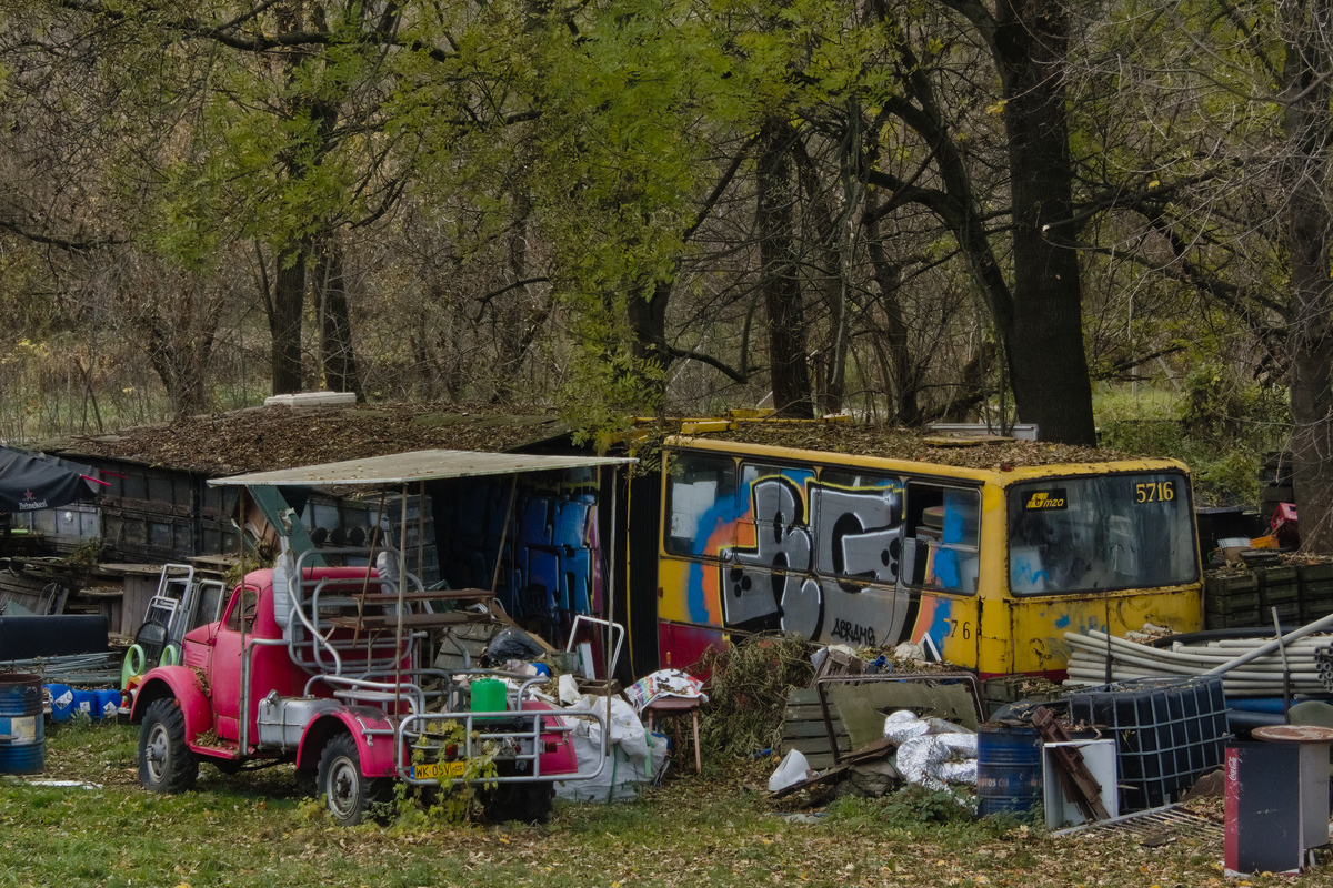 5716
Ikarus 280, ktĂłry od 2013 roku stoi na terenie oĹrodka Cora przy Wale MiedzeszyĹskim.

