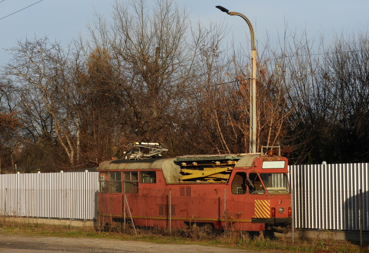 23
WieĹźowy wagon 13N z silnikiem od Ikarusa, umoĹźliwiajÄcym poruszanie siÄ na odcinkach bez sieci trakcyjnej. Od co najmniej kilku lat wagon nie jest uĹźywany.

