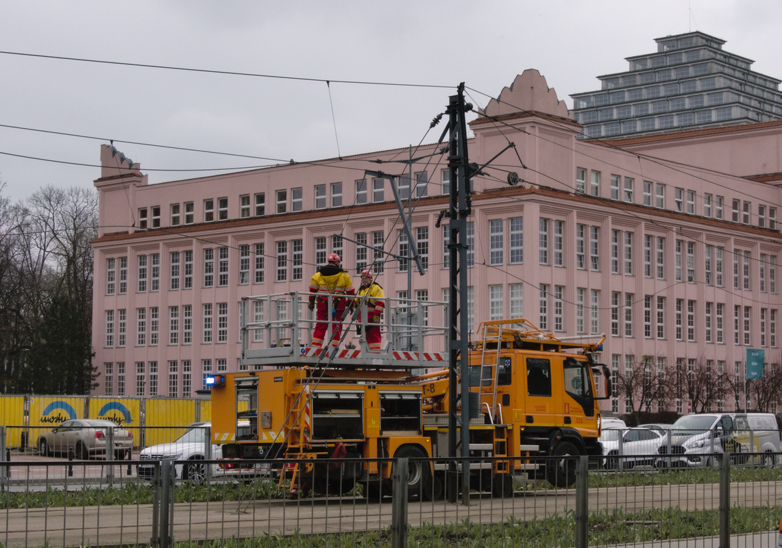 331
Naprawa sieci trakcyjnej po zerwaniu przez samochĂłd z dĹşwigiem na skrzyĹźowaniu z Batorego.
Słowa kluczowe: zerwaniesieci
